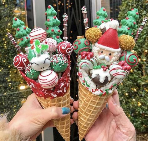 Cake Pop Bouquet, Santa Cake, Christmas Candies, Christmas Cake Pops, God Mat, Ice Cream Cones, Christmas Sweets, Christmas Party Food, Christmas Cupcakes