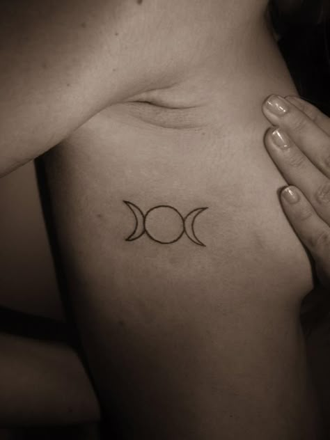 Deusa Tríplice | Lua | Moon Small Pagan Tattoos For Women, Triple Goddess Tattoos For Women, Moon Goddess Tattoos For Women, Small Witchy Tattoos For Women, Triple Goddess Tattoo Design, Small Witchy Tattoos, Tattoo Moon Phases, Witchy Tattoos, Pagan Tattoo