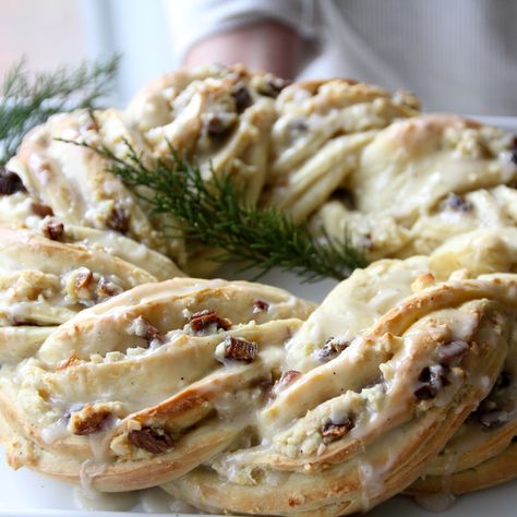 Recipe: Holiday Breakfast Wreath — Recipes from The Kitchn Breakfast Wreath, Bread Wreath, Almond Filling, Cranberry Almond, Christmas Morning Breakfast, Holiday Breakfast, Christmas Breakfast, Morning Breakfast, Breakfast Breads