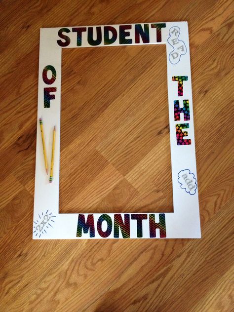 Cute photo frame for Student of the Month! Student Of The Month Display, Student Of The Month Poster, Star Of The Month Board Ideas, Student Of The Month Ideas, Star Student Poster Ideas, Student Of The Month Bulletin Board, Student Of The Week Ideas, International Students Day, English Conversation Learning