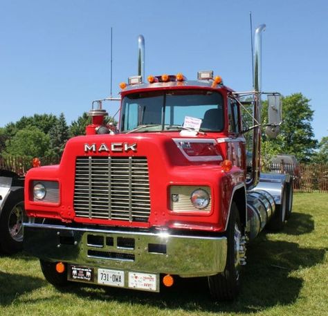 Old Red R Model Mack Truck Mack Trucks For Sale, Mack Trucks Superliner, Old Mack Trucks, Trucks For Sell, Old Man Pictures, Rubbish Truck, Truck Pictures, Happy Couples, Heavy Duty Trucks