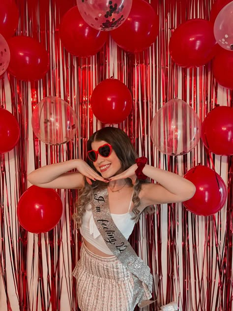 22 Birthday Party, 22 Birthday Decorations, Bolo Taylor Swift, Red Party Ideas, Red Party Themes, Taylor Swift Birthday Party, Taylor Swift Quiz, Theme Bachelorette Party, Guess The Song