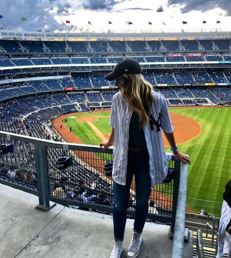 Hat Outfit Winter Baseball, Baseball Jersey Outfit Women, Yankees Outfit, Hat Outfit Summer, Baseball Highlights, Baseball Jersey Outfit, Baseball Jersey Women, Looks Adidas, Yankees Hat