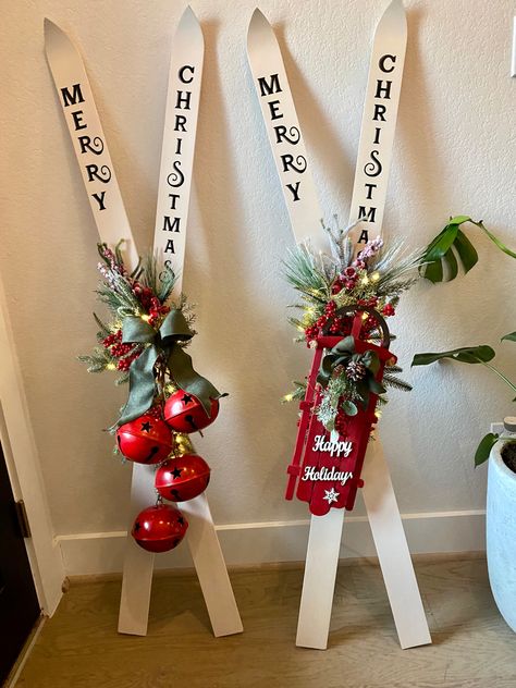 Wood Skis Christmas Decor, Diy Skis Decor, Skis Christmas Decor, Ski Themed Christmas Decor, Old Skis Decor Christmas, Christmas Skis Decoration, Christmas Fence Ideas, Diy Ski Decor, Front Porch Christmas Decor Ideas Diy