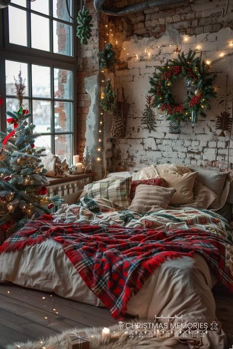 Christmas Bedroom Cozy Aesthetic, Christmas Bedding Cozy, Christmas Rooms Decorated, Cozy Christmas Bed, Christmas Decor Ideas Dorm Room, Warm Christmas Bedroom, California Christmas Aesthetic, Vintage Christmas Bedroom, Cabin Christmas Aesthetic