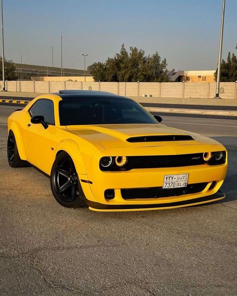 Dodge Challenger Yellow, Car Banner Gif, Car Meet Aesthetic, Hell Cat Car, Pink Hellcat, Dodge Challenger Hellcat Black, Car Hellcat, New Car Aesthetic, Hellcat Black