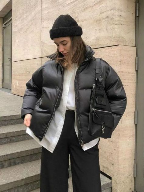 ac796a52db3f16bbdb6557d3d89d1c5adesc46514923ri Mode Dope, Minimal Stil, Puffer Jacket Outfit, Cozy Winter Outfits, Look Short, Streetwear Fashion Women, Colour Combination, Mode Inspo, Casual Winter Outfits