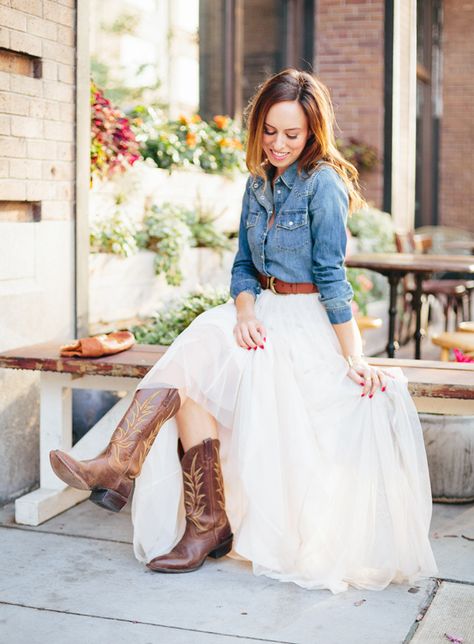 Sydne-Style-what-to-wear-to-a-western-wedding-tulle-skirt-denim-shirt-brides-cowboy-boots Rustic Chic Wedding Dress, Country Wedding Outfit, Rok Tile, Vestidos Country, Country Chic Dresses, Country Style Dresses, Mode Country, Country Style Wedding Dresses, Tulle Wedding Skirt