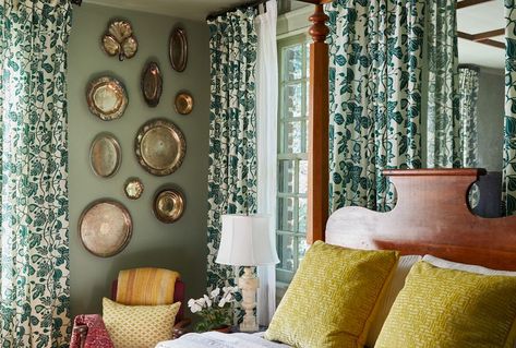 Plate Walls Are a Timeless Interior Accent: How to Get the Look Plate Walls, Nyc Bedroom, Wall Arrangements, Framed Items, Plate Ideas, Timeless Interior, Decorating Advice, Vintage Curtains, Interior Accents