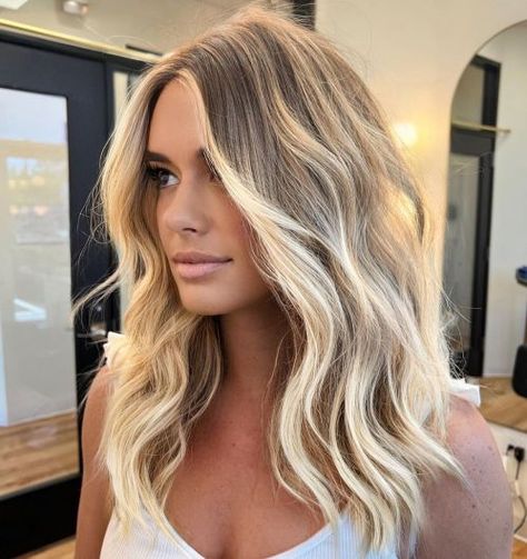 Modern Side Bangs Long Hair, Slowly Going Blonde, Medium Long Hair Color Ideas, Blonde Spring 2024, Low Maintenance Beach Blonde, Bronde Balyage Long Hair, Blonde Balayage Dark Eyebrows, Dark To Light Blonde Balayage, 2024 Popular Hairstyles