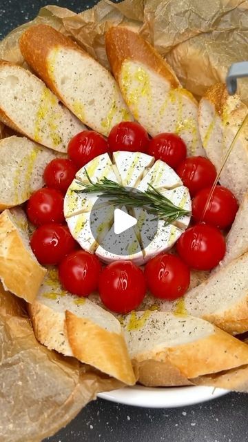 Cherry Tomato Appetizers, Baked Camembert Recipe, Camembert Recipes, Brie Cheese Recipes, Tomato Appetizers, Tomato Snacks, Baked Brie Recipes, Cheese Recipes Appetizers, Entertaining Appetizers