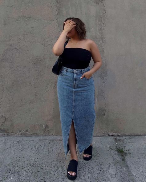 Skirt Demin Outfit, Midsize Long Denim Skirt, Paris Summer Fashion Plus Size, Long Denim Skirt Outfit Curvy, Long Skirt Casual Outfit Summer, Denim Maxi Skirt Midsize, Mid Size Jean Skirt Outfits, Mid Size Denim Skirt Outfit, Skirts For Mid Size Women