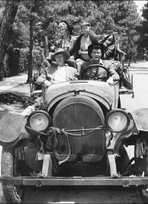 EzraEfrat 🇺🇸💬 on Twitter: "Who remembers this family?🤔👨🏻‍🌾 https://t.co/uFt4zRN4WT" / Twitter Max Baer Jr, Irene Ryan, Max Baer, Donna Douglas, Buddy Ebsen, Tv Theme Songs, Petticoat Junction, Beverly Hillbillies, The Beverly Hillbillies