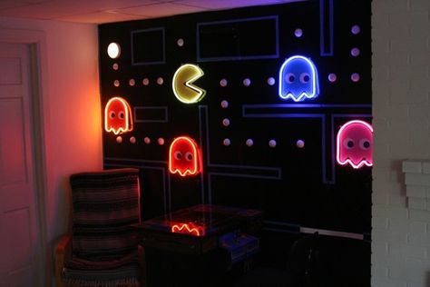 Pacman wall Geek Room, Nerd Room, Arcade Room, Video Game Rooms, Geek Decor, Deco Originale, Gaming Room Setup, Gamer Room, Gaming Decor