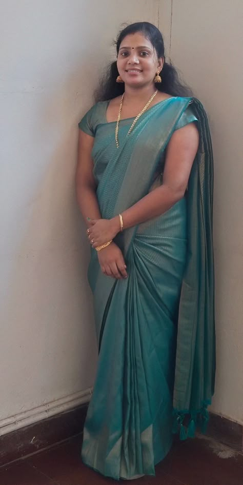 Tamil Saree Aesthetic, Kerala Woman Images, Sinhalese Women, Tamil Women, Photoshoot In Saree, Women In Saree, Indian Natural Beauty, Beautiful Casual Dresses, Half Sarees