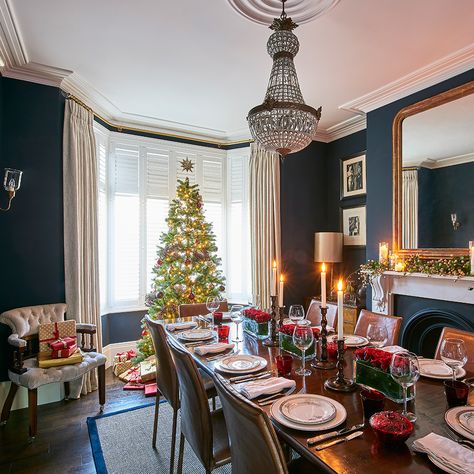 Classic dining room with dark colours and dramatic interior Traditional Dining Room Lighting, Christmas Dining Room Decor, Classic Dining Room, Traditional Dining Rooms, Christmas Dining Room, Edwardian House, Traditional Dining, Traditional Dining Room, Dining Lighting