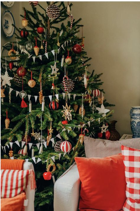 Cozy Colorful Christmas, Kids Christmas Tree, Christmas Interiors, Christmas Tree Inspiration, Christmas Feeling, Christmas Inspo, Minimalist Christmas, Noel Christmas, Merry Little Christmas