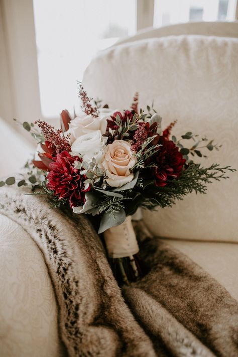 Bridal Bouquet Winter Burgundy, Wedding Flowers With Burgundy, Burgundy Rose Bouquet Wedding, Wine And Blush Bouquet, Marron Flowers Bouquets, Burgundy And Green Bouquet, Maroon Fall Wedding Bouquet, Bridal Bouquet With Burgundy, Flowers For Burgundy Wedding