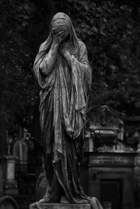 Cemetery Angels, Cemetery Statues, Istoria Artei, Angel Sculpture, Old Cemeteries, Cemetery Art, 사진 촬영 포즈, Angel Statues, Gothic Aesthetic