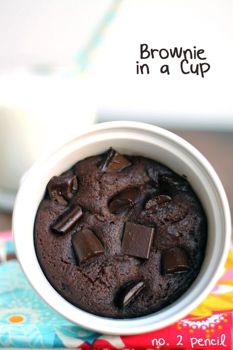 Microwave Brownie in a Cup Microwave Brownie In A Cup, Brownie In A Cup, Cookie In A Cup, Microwave Brownie, Brownie In A Mug, Brownie Cups, Mug Cakes, Single Serve Desserts, Resep Diet