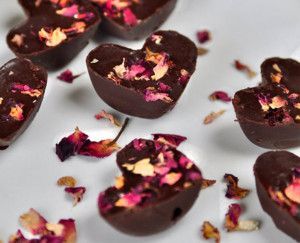 You know you want it. These pretty petal-topped maca truffles are practically irresistible - and they might just make you feel the same. Containing two of the sexiest superfoods out there, maca and ca Aphrodisiac Foods, Truffles Recipe, Truffle Recipe, Coconut Butter, Chocolate Truffles, Classic Food, Vegan Desserts, Healthy Desserts, Truffles