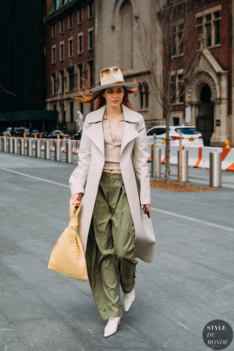 New York Fall 2020 Street Style - STYLE DU MONDE | Street Style Street Fashion Photos Bottega Veneta Intrecciato Twist bag Bottega Veneta Bag Street Style, Bottega Veneta Street Style, 2020 Street Style, Outfits New York, Beige Crop Tops, Street Style Bags, Fall Winter Trends, Reportage Photography, Beige Coat