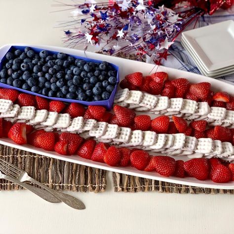 Food Crazed’s Instagram photo: “White Chocolate Covered Pretzels for a cute 4th of July snack tray! See full video... link in bio. #foodcrazednetwork #foodcrazed…” White Pretzels, White Chocolate Covered Pretzels, Recipe Printable, White Chocolate Pretzels, White Chocolate Covered, Flag Food, White Chocolate Recipes, Patriotic Food, Snack Platter