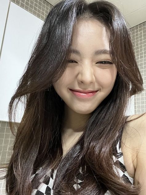 Yuna stop stealing my heart!!(⁎˃ᴗ˂⁎) Itzy Yuna, Tolu, Korean Girl, South Korean Girls, بلاك بينك, Kpop Girls, Girl Group, My Girl, A Woman