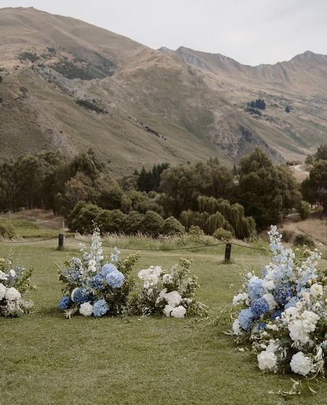 Blue white hydrangea wedding flowers Blue And White Aisle Flowers, Blue Hydrangea Flower Arrangements, Blue Delphinium Wedding, Blue Delphinium Bouquet, Blue And White Hydrangea, Blue Hydrangea Bouquet, Delphinium Flower, Alter Flowers, Hydrangea Flower Arrangements