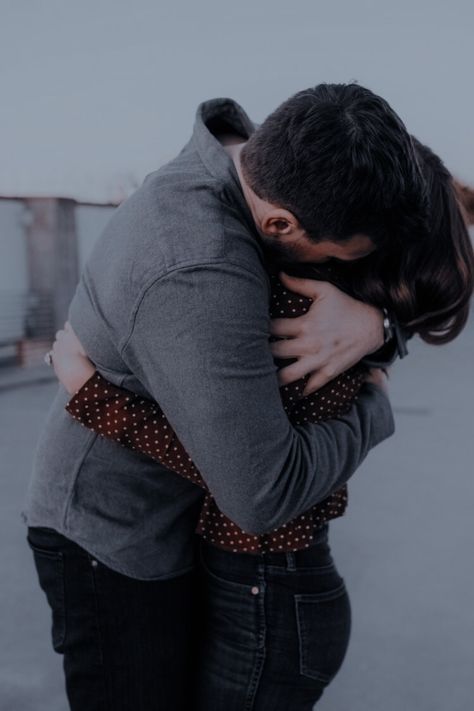 Couples Hug Dpz, Aesthetic Couple Hug Pics, Couple Hugging Pictures, Hug Pictures, Chat Background, Most Paused Movie Scenes, Family Secrets, Beautiful Night Images, Hugging Couple