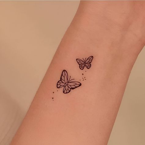 25 Simple Yet Chic Wrist Tattoo Ideas For Feminine Beauty Tato Minimal, Butterfly Tattoos For Women, Petite Tattoos, Small Hand Tattoos, Classy Tattoos, Discreet Tattoos, Wrist Tattoo, Subtle Tattoos, Dainty Tattoos