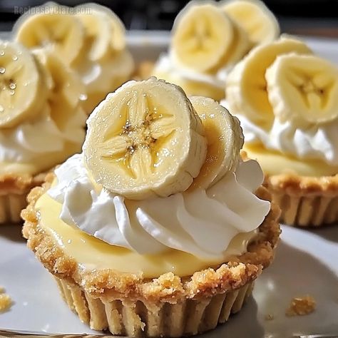 Mini Banana Cream Pies In Muffin Tin, Individual Banana Cream Pie Cups, No Bake Mini Banana Cream Pie, Mini Banana Cream Pies, Mini Banana Cream Pie Cups, Mini Banana Pudding Cups, Easy Mini Pies, Mini Pies Easy, Red Velvet Cinnamon Rolls