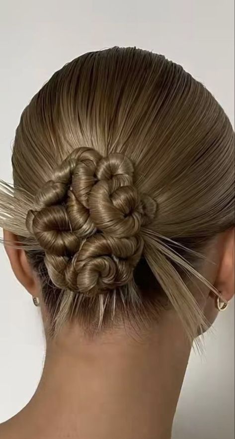 Twisty Bun Hair, Twisty Bun, Fashion Show Hair, Pool Hairstyle Ideas Black, Fashion Week Hair, Hair Colorful, Pool Hairstyle Ideas, Pool Hairstyles, Healthier Hair