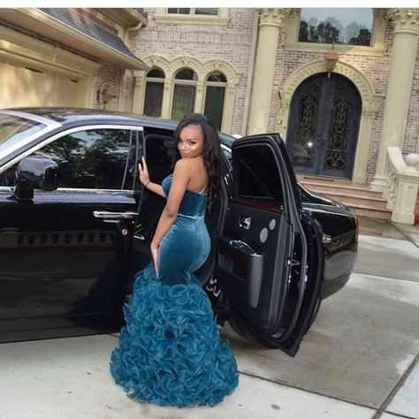 Pinterest: @Theyadoreme Prom Goals, Dream Prom Dress, Prom Dresses Black Girls Slay, Dream Prom, Stunning Prom Dresses, Prom Dresses For Teens, Prom Style, Prom Dress Inspiration, Prom Looks