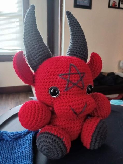 Baphomet Plush, Crochet Clothing And Accessories, Fun Crochet Projects, Balloon Art, Cute Stuffed Animals, Diy Crochet Projects, Crochet Crafts, Diy Crochet, Crochet Clothes