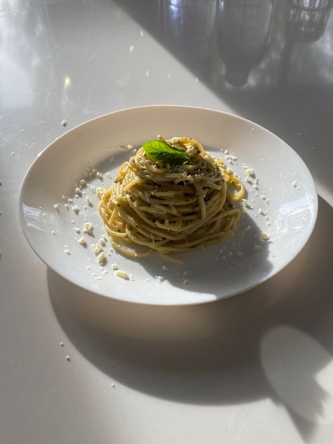 Perfectly shot aglio e olio from Kape Benito's pasta selection. Aglio Olio Aesthetic, Pasta Olio Aglio, Pasta Aesthetic Instagram, Pasta Plating, Uni Recipes, Community Cafe, Marikina City, Pasta Aglio E Olio, Pasta Aglio