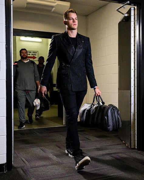 Joe Burrow In Suit, Joe Burrow Pregame Outfits, Joe Burrow Game Day Fits, How Burrow, Joe Burrow Fashion, Joe Burrow Style, Joe Burrow Suit, Joe Burrow Shirtless, Joe Burrow Wallpaper