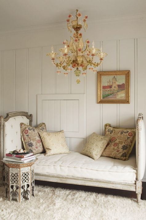 Antique Daybed Ideas, Bedroom Daybed Ideas, How To Decorate A Daybed, Bedrooms With Daybeds, White Living Rooms Ideas, Room With Daybed, Daybed Vintage, Daybed Decor, Daybed Styling Ideas