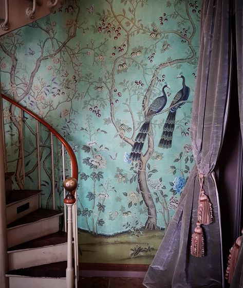 de Gournay | de Gournay Paris, je t'aime ❤ #handpaintedwallpaper #chinoiserie #degournay #paris | Instagram Fish Wallpaper Bathroom, Degournay Wallpaper, Gournay Wallpaper, Wallpaper Chinoiserie, De Gournay Wallpaper, Iphone Wallpaper Quotes Inspirational, Primitive Dining Rooms, Interior Murals, Wallpaper Bathroom