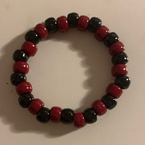 Gifts For Metalheads, Grunge Beaded Bracelets, Emo Bead Bracelets, Bracelets Ideas Aesthetic, Bracelet Ideas Grunge, Emo Bracelets, Pulseras Aesthetic, Pulseras Kandi, Diy Kandi Bracelets