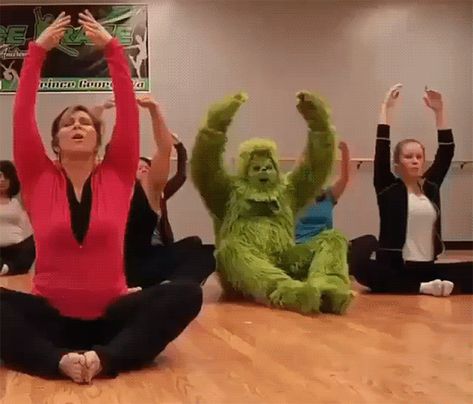 The Grinch Whos, Grinch Memes, Yoga Humor, Funny Vine, Dead Memes, Instagram Funny, Laughing So Hard, Yoga Class, Funny Posts