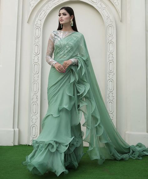 Frill Saree Style, Fesion Designing, Wedding Saree Look, Shaadi Lehnga, Ruffled Saree, Barbie Wedding Dress, Desi Wedding Dresses, Women Saree, Fancy Sarees Party Wear