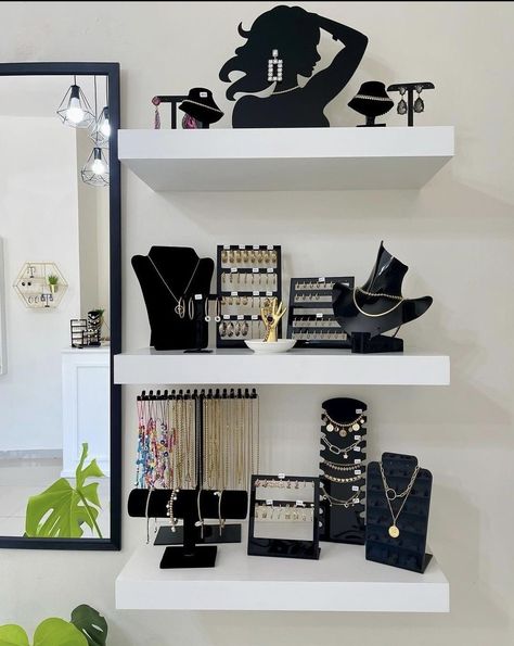 Salon Boutique Ideas, Ideas Para Boutique, Jewelry Store Interior Design, Small Boutique Interior, Fashion Store Design, Jewelry Store Interior, Store Shelves Design, Retail Store Interior Design, Clothing Store Interior