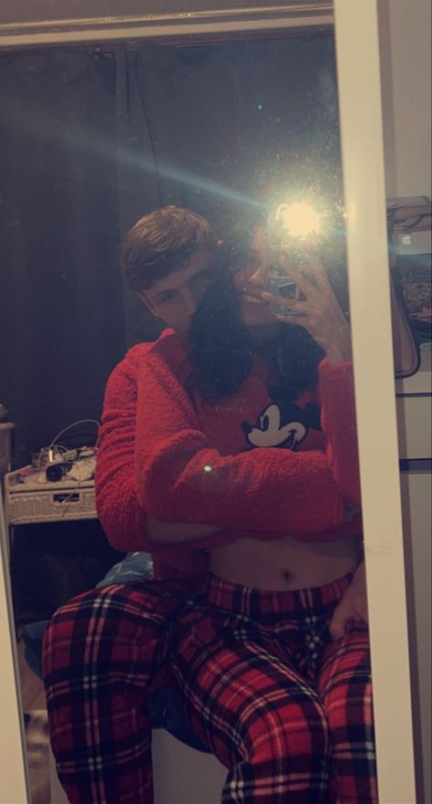 Couple Pijama Pictures, Matching Couple Pictures, Matching Pj Pictures, Couple Pajamas Aesthetic, Valentines Day Couple Goals, Cute Couple Christmas Pictures, Christmas Couple Pictures Aesthetic, Christmas Couple Goals, Couple Pijama