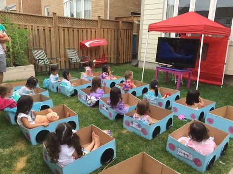 Backyard Movie Party, Movie Birthday Party, Fest Temaer, Backyard Movie Nights, Beach Necessities, Backyard Movie, Movie Night Party, Movie Birthday, Diy Bebe