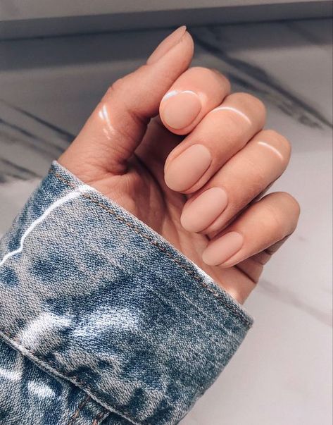 17 Trendy Round Nail Ideas for Fall 2023 Oval Nails By Skin Tone Range, Neutral Nails Matte Short, Nude Oval Nails Short, Short Round Matte Nails, Shirt Oval Nails, Beige Oval Nails, Oval Matte Nails, Oval Nails Matte, Natural Matte Nails