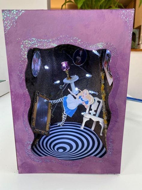 Alice In Wonderland Book Nook, Alice In Wonderland Diorama, Disney Diorama, Bookshelf Art, Paper Art Sculpture, Shadow Box Art, Grunge Art, Miniature Crafts, Paper Cutout