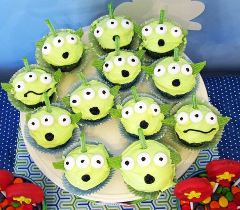 Toy Story alien cupcakes, Pizza Planet pizza, etc! :) Toys Story Party Ideas, Alien Pizza Planet, Alien Cupcakes, Alien Cake, Buzz Lightyear Party, Toy Story Cupcakes, Buzz Lightyear Birthday, Birthday Pizza, Planet Birthday