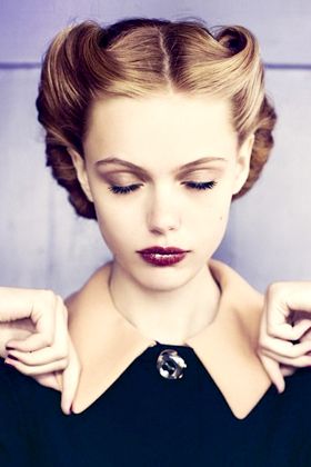 Retro Cabelo Pin Up, Frida Gustavsson, Victory Rolls, Pin Up Hair, Retro Hairstyles, Hair Envy, 인물 사진, Hair Today, Great Hair