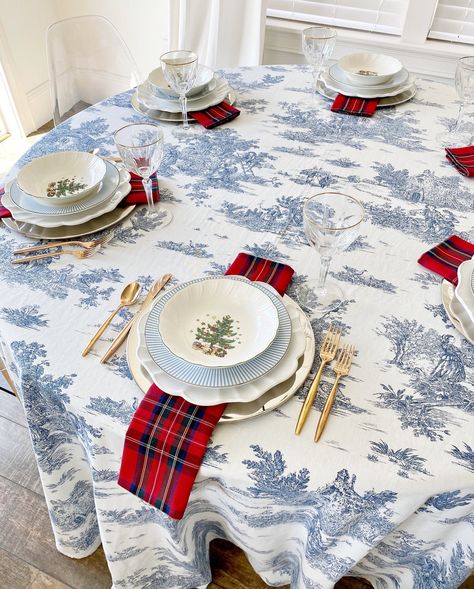 Blue Toile Christmas, Holiday Party Tablescape, Coastal Grandmother Christmas, Blue And White Christmas Table, Blue Christmas Table Setting, Christmas Tablecloth Ideas, Christian Decorations, Toile Christmas, Christmas Toile